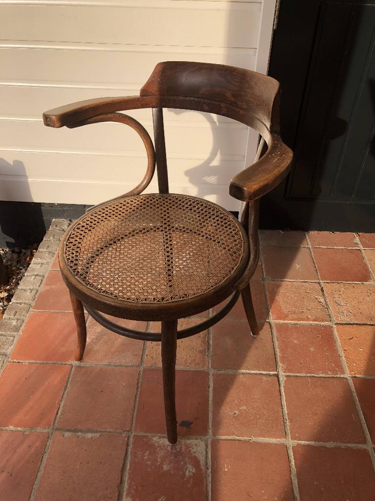 Retrostoel met gevlochten zitting en armleuningen, Huis en Inrichting, Stoelen, Ophalen, Gebruikt, Bruin, Eén