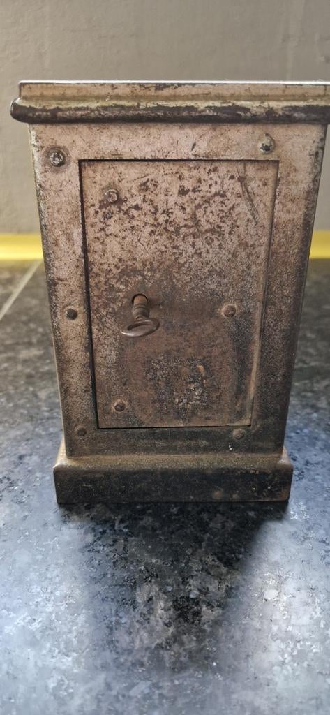 Oud geldkluisje, geldkistje, Verzamelen, Spaarpotten, Ophalen of Verzenden, Gebruikt, Metaal of Blik, Overige thema's