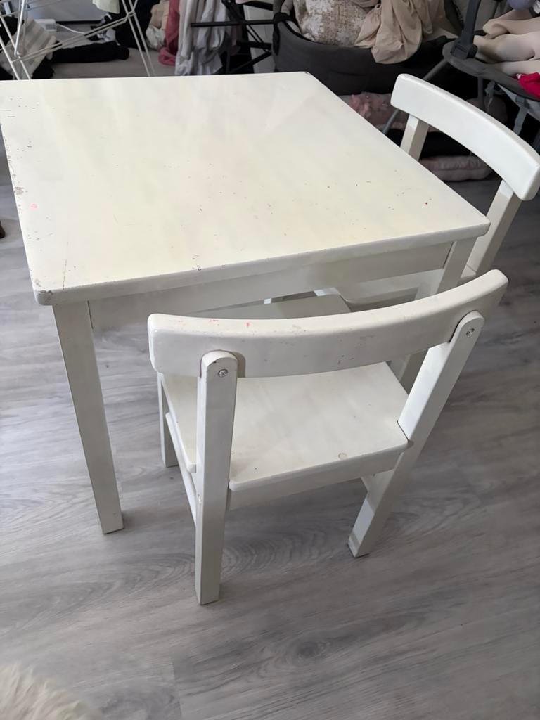 Gratis ophalen tafel met 2 stoeltjes, Huis en Inrichting, Tafels | Eettafels, Ophalen, Zo goed als nieuw, Rechthoekig, 50 tot 100 cm