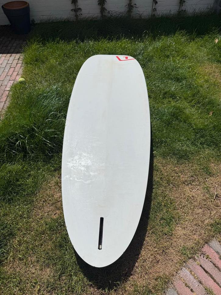 Tabou Guru 125L Windsurfplank - Ideaal voor beginners, Watersport en Boten, Windsurfen, Gebruikt, Plank, Minder dan 250 cm, Met vin(nen)