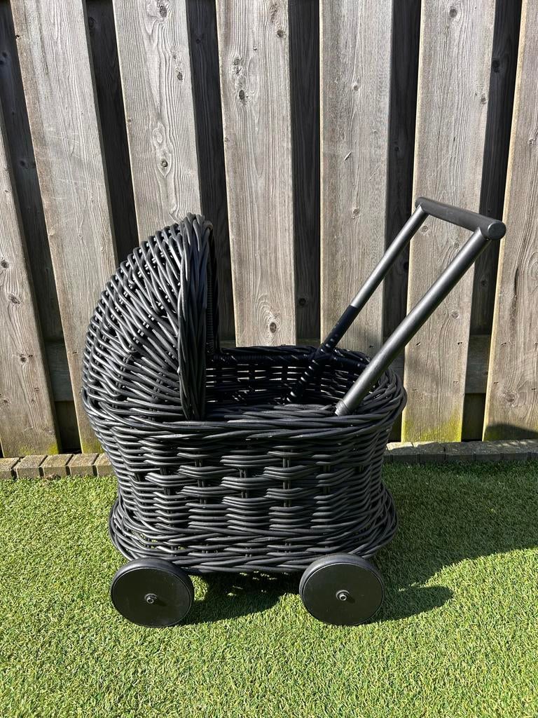 Zwarte rotan poppenwagen van Bamboom - Nieuwstaat, Kinderen en Baby's, Speelgoed | Poppen, Ophalen, Zo goed als nieuw, Babypop