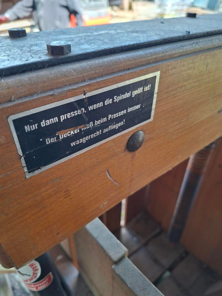 Oude handmatige papierpers van eikenhout, Ophalen