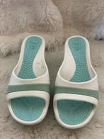 Crocs Slippers, Kleding | Dames, Schoenen, Slippers, Wit, Ophalen of Verzenden, Zo goed als nieuw