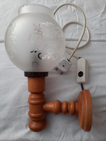 Wandlamp Grenen met mooie glazen bol beschikbaar voor biedingen