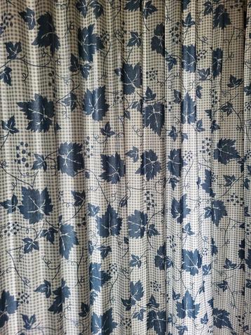 Gordijnen.              Blauw klein ruitje met druivenblad.  beschikbaar voor biedingen