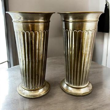 Set van twee vintage metalen vazen, mogelijk van messing,  beschikbaar voor biedingen