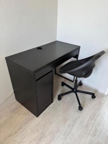 Zwart bureau met stoel - Zo goed als nieuw! beschikbaar voor biedingen