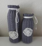 2 vazen / flessen met grijs gehaakte stof, country field, Overige kleuren, Ophalen of Verzenden, Minder dan 50 cm, Glas