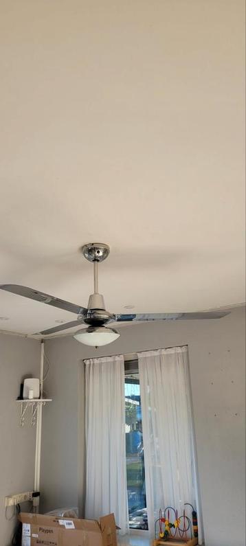 Ventilator lamp en hanglamp. beschikbaar voor biedingen