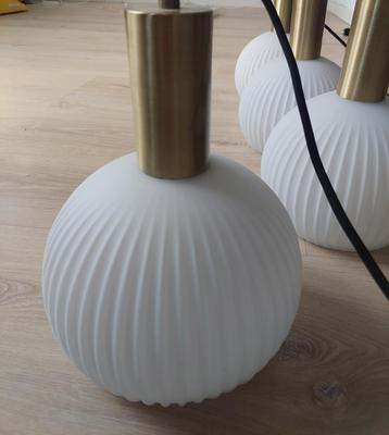 Hanglamp met vier lampen  beschikbaar voor biedingen