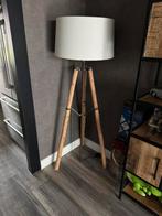 Vloerlamp met houten poten en in hoogte verstelbaar, Huis en Inrichting, Lampen | Vloerlampen, Ophalen, Zo goed als nieuw, 150 tot 200 cm