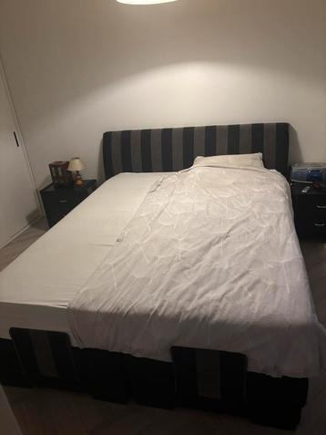 Mooi boxspring 160x200 cm in goede staat, met nachtkastjes beschikbaar voor biedingen