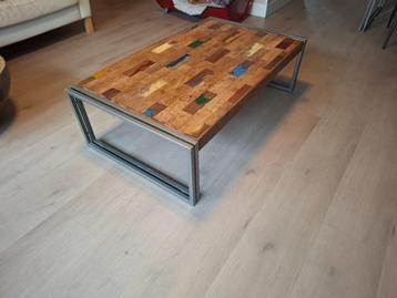 Industrieel robuuste salontafel van scheepshout/teakhout beschikbaar voor biedingen