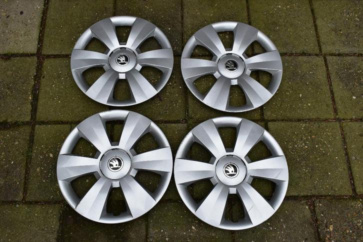 Set van 4 originele wieldoppen Skoda Fabia 15 inch, Auto diversen, Wieldoppen, Gebruikt, Ophalen of Verzenden