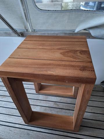 mooi,robuust  nieuw teaktafeltje/bankje beschikbaar voor biedingen