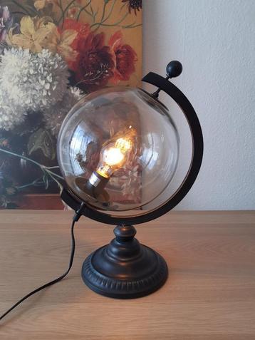 Glazen wereldbol lamp beschikbaar voor biedingen