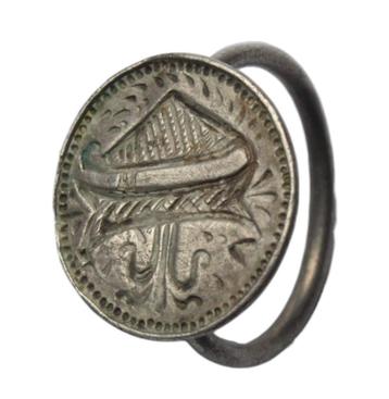 Bodemvondst middeleeuws zilveren ring met monogram beschikbaar voor biedingen