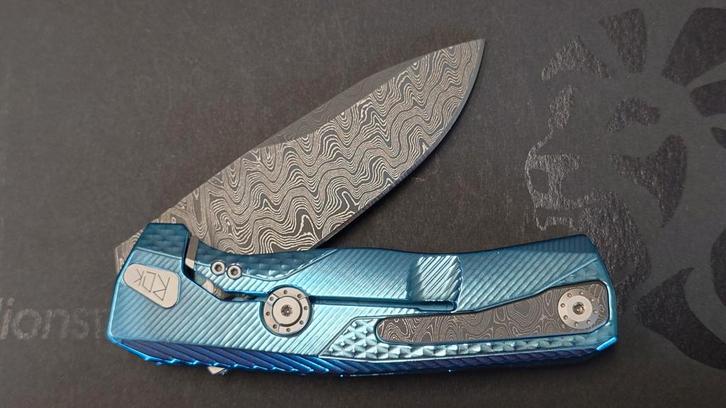 zakmes Lionsteel ROK damascus blue titanium, Caravans en Kamperen, Kampeergereedschap, Zo goed als nieuw, Ophalen