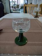 Mooi bewerkt wijnglas met geribbelde donkergroene voet., Ophalen of Verzenden, Zo goed als nieuw, Overige typen