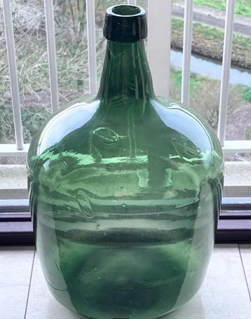 Glazen fles of vaas groen  beschikbaar voor biedingen