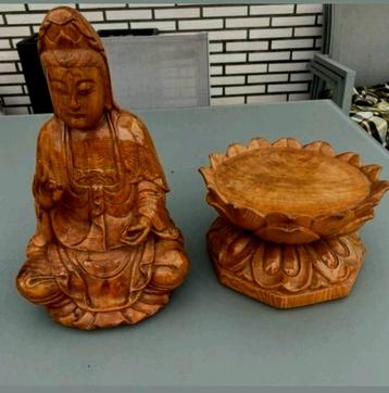 Houten Boeddha Beeld met Lotusvoet beschikbaar voor biedingen