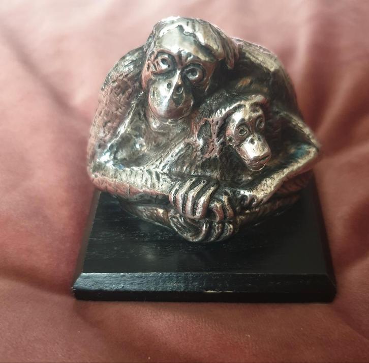 Verzilverde Orang Oetan met jong. Uitgegeven door WWF (WNF)., Verzamelen, Dierenverzamelingen, Zo goed als nieuw, Beeldje of Figuurtje