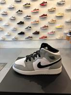 Jordan 1 mid smoke grey 37,5, Kleding | Heren, Schoenen, Nieuw, Jordan, Ophalen of Verzenden, Sneakers of Gympen