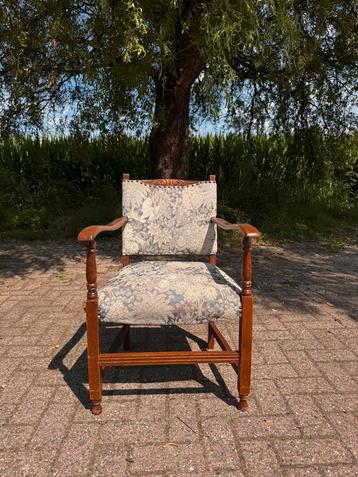 Brocante stoel beschikbaar voor biedingen