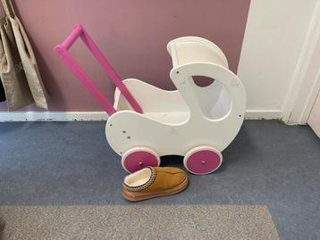 Houten poppenwagen beschikbaar voor biedingen