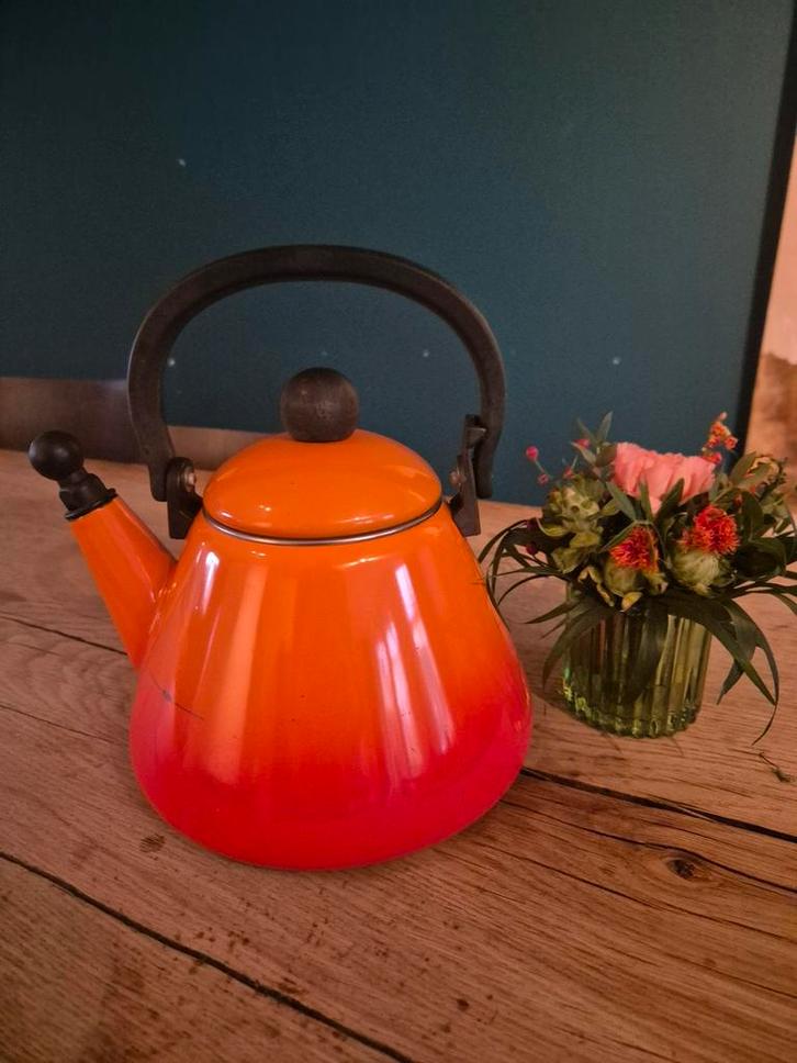 Le Creuset Fluitketel - Oranje, Huis en Inrichting, Keuken | Keukenbenodigdheden, Gebruikt, Ophalen of Verzenden