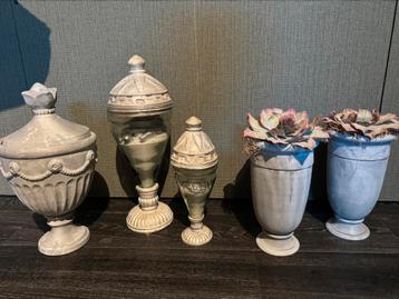 Stolpen en potten grijs met kunstplantje beschikbaar voor biedingen