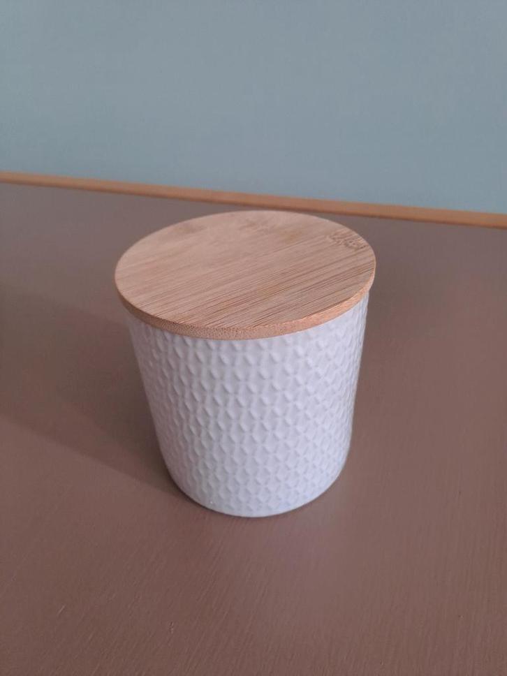 Wit stenen afvalpotje met bamboe deksel voor in de badkamer., Huis en Inrichting, Badkamer | Badtextiel en Accessoires, Zo goed als nieuw