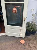 Staande koperkleurige vloerlamp, Huis en Inrichting, Lampen | Vloerlampen, Ophalen, Gebruikt, Metaal, 150 tot 200 cm