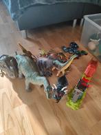 Kist vol dinosaurussen en 3 racebanen Hot Wheels met auto's, Ophalen of Verzenden, Zo goed als nieuw