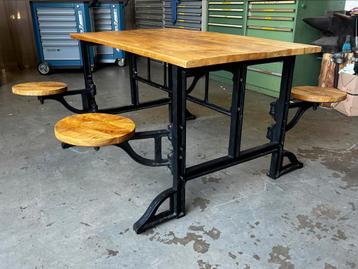 Mancave item! Industriele gietijzeren tafel met krukjes beschikbaar voor biedingen