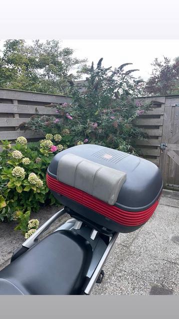 Topkoffer motor met zitje beschikbaar voor biedingen