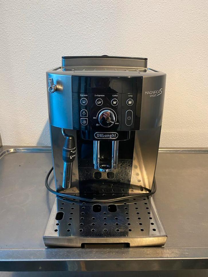 DeLonghi Magnifica S - Espresso machine, Witgoed en Apparatuur, Koffiezetapparaten, Zo goed als nieuw, Gemalen koffie, Espresso apparaat