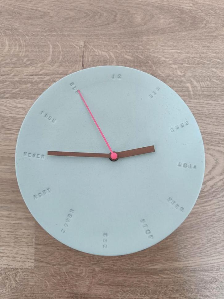 Klok studio Harm en Elke, Huis en Inrichting, Woonaccessoires | Klokken, Zo goed als nieuw, Wandklok, Ophalen of Verzenden