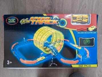 Glow in the dark racebaan  beschikbaar voor biedingen