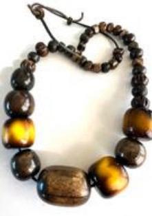 Vintage  ketting met 3 grote bakeliet kralen beschikbaar voor biedingen