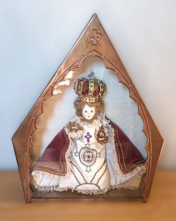 Beeldje Kindje Jezus van Praag in messing vitrine beschikbaar voor biedingen
