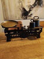 Antieke weegschaal met gewichten en bakkers wergschaal, Ophalen