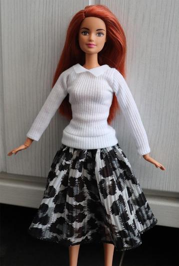 Barbie kleding nieuw - Outfit witte trui + grijs zwarte rok beschikbaar voor biedingen