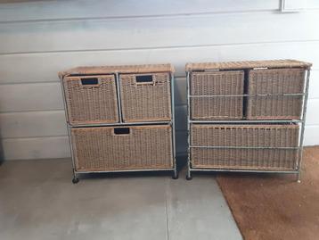 Twee nachtkastjes met veel bergruimte beschikbaar voor biedingen