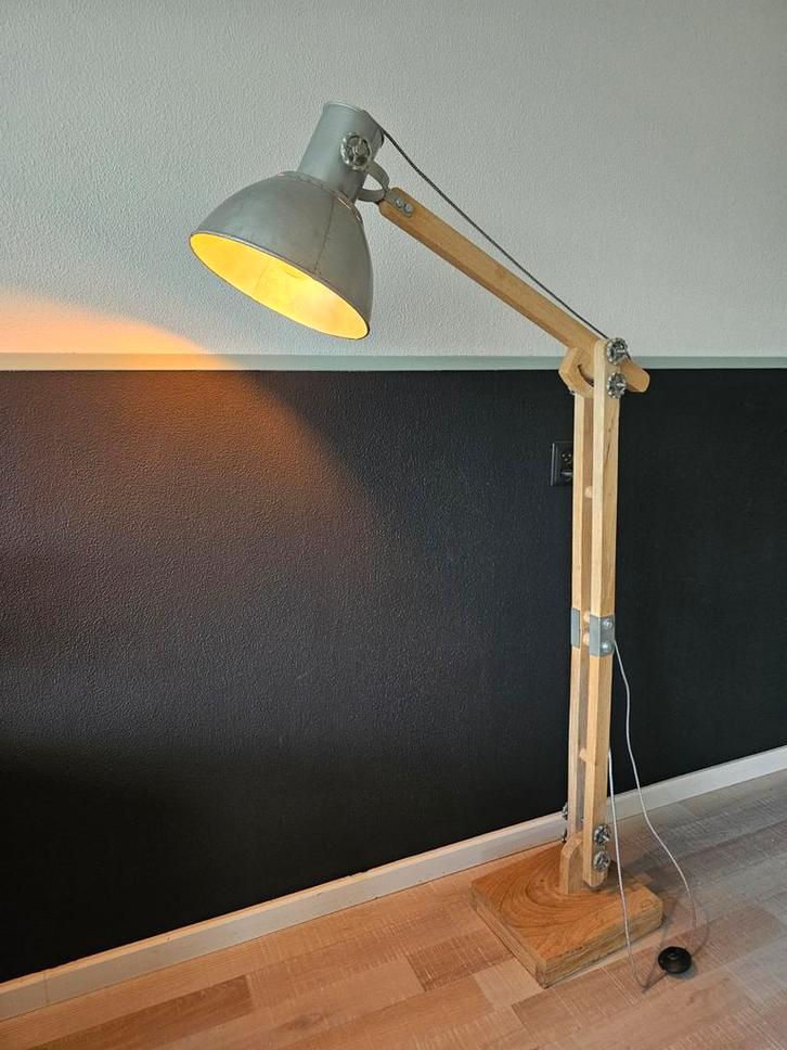 Houten vloerlamp met metalen kap – industriële uitstraling, Huis en Inrichting, Lampen | Vloerlampen, Zo goed als nieuw, 150 tot 200 cm