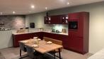 Showroomkeuken met massief rode houten deuren, Huis en Inrichting, Keuken | Complete keukens, Nieuw, Hoekkeuken, Hoogglans of Gelakt