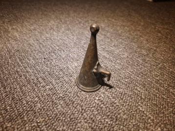 Antieke bronzen miniatuur trechter beschikbaar voor biedingen