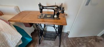 Antieke Singer Trapnaaimachine beschikbaar voor biedingen