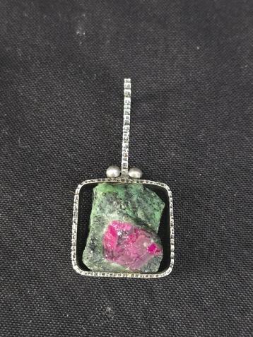 Brutalistisch Finse hanger, zilver, robijn zoisiet, gemerkt beschikbaar voor biedingen