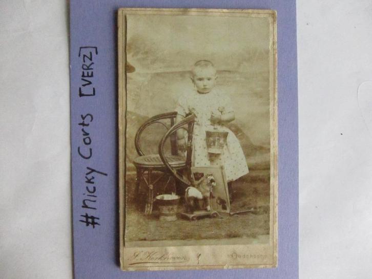 Antieke foto, meisje met speelgoed, J. Kerkhoven - Oudshoorn, Verzamelen, Foto's en Prenten, Gebruikt, Foto, Kind, Voor 1940, Ophalen